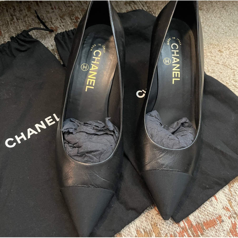 Channel leather pointed cap toe low heel logo Pumps